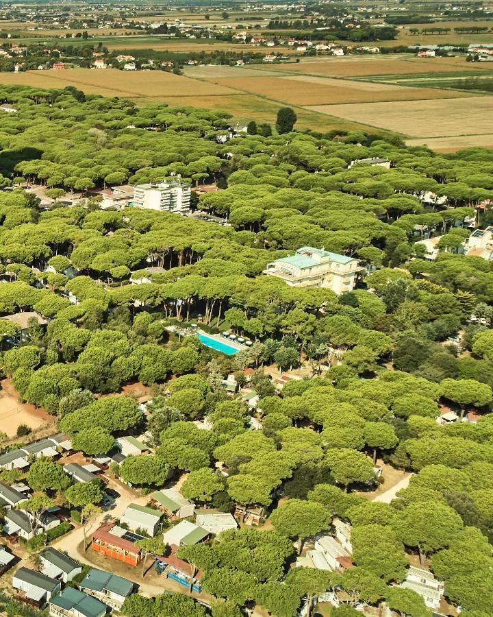 Aparthotel La Pineta Лидо-ди-Езоло Экстерьер фото