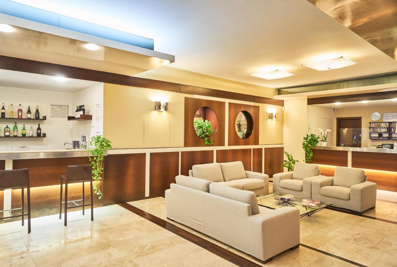 Aparthotel La Pineta Лидо-ди-Езоло Экстерьер фото