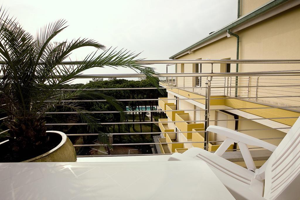 Aparthotel La Pineta Лидо-ди-Езоло Экстерьер фото