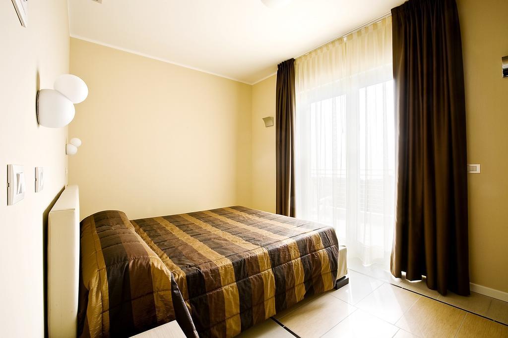 Aparthotel La Pineta Лидо-ди-Езоло Экстерьер фото
