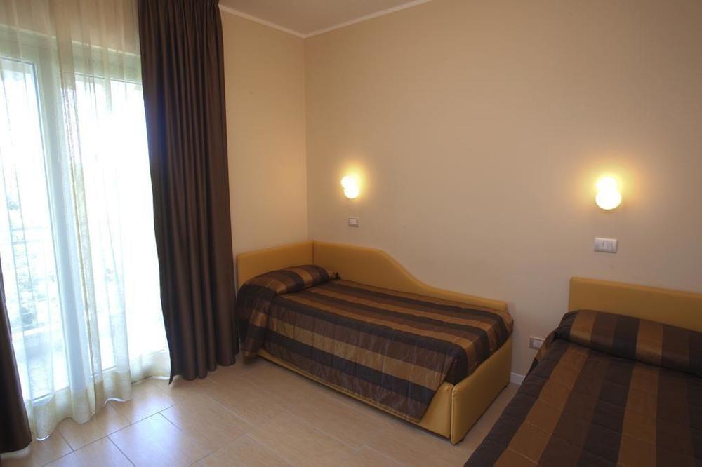 Aparthotel La Pineta Лидо-ди-Езоло Экстерьер фото
