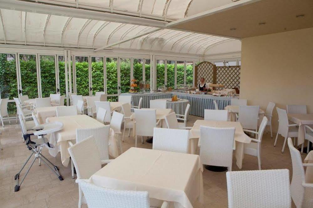 Aparthotel La Pineta Лидо-ди-Езоло Экстерьер фото