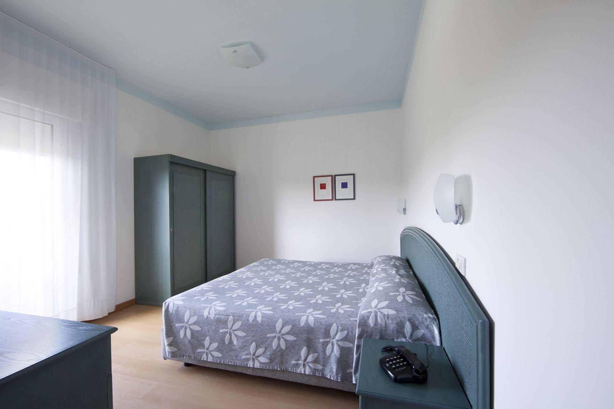 Aparthotel La Pineta Лидо-ди-Езоло Экстерьер фото