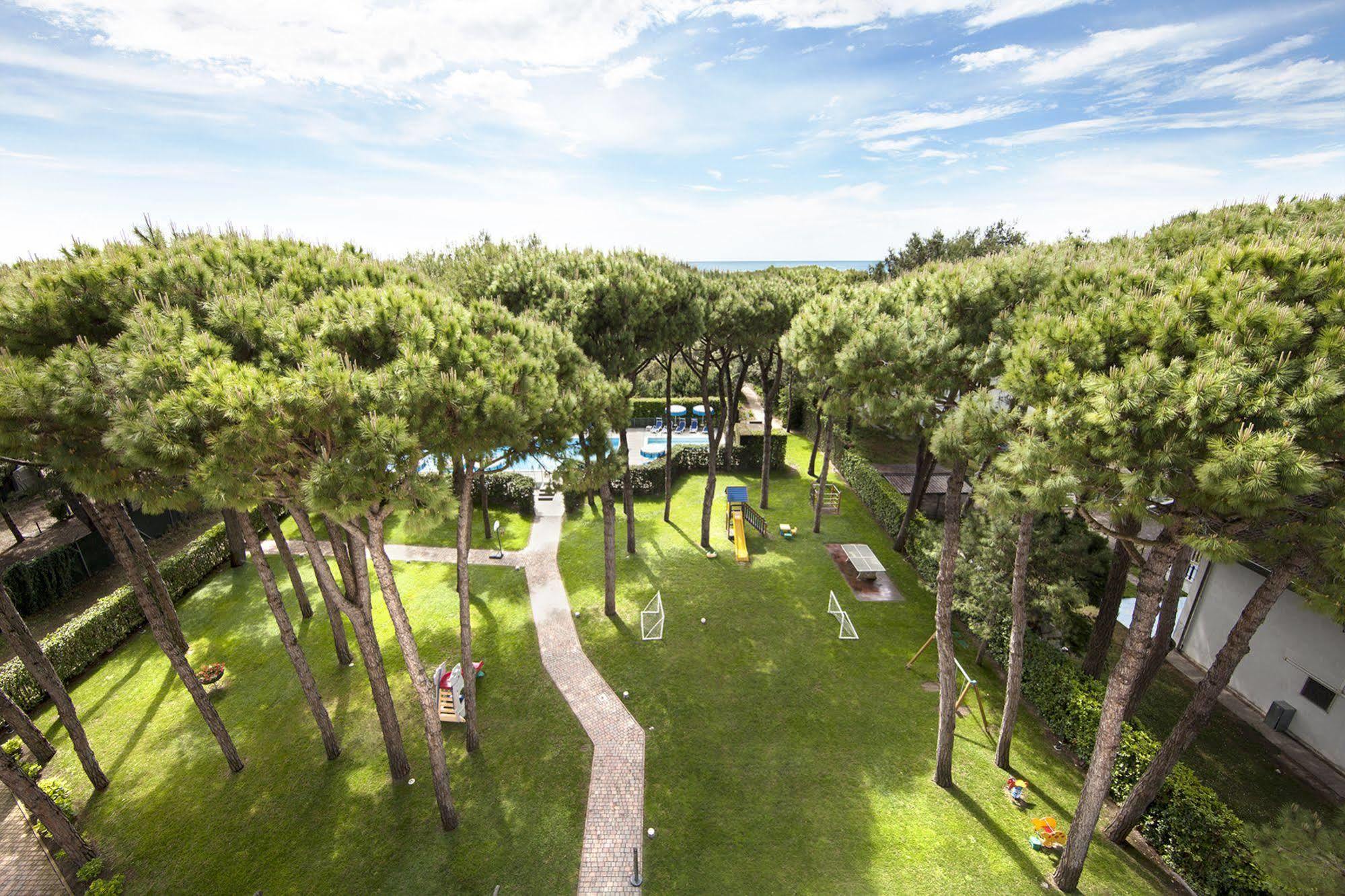 Aparthotel La Pineta Лидо-ди-Езоло Экстерьер фото