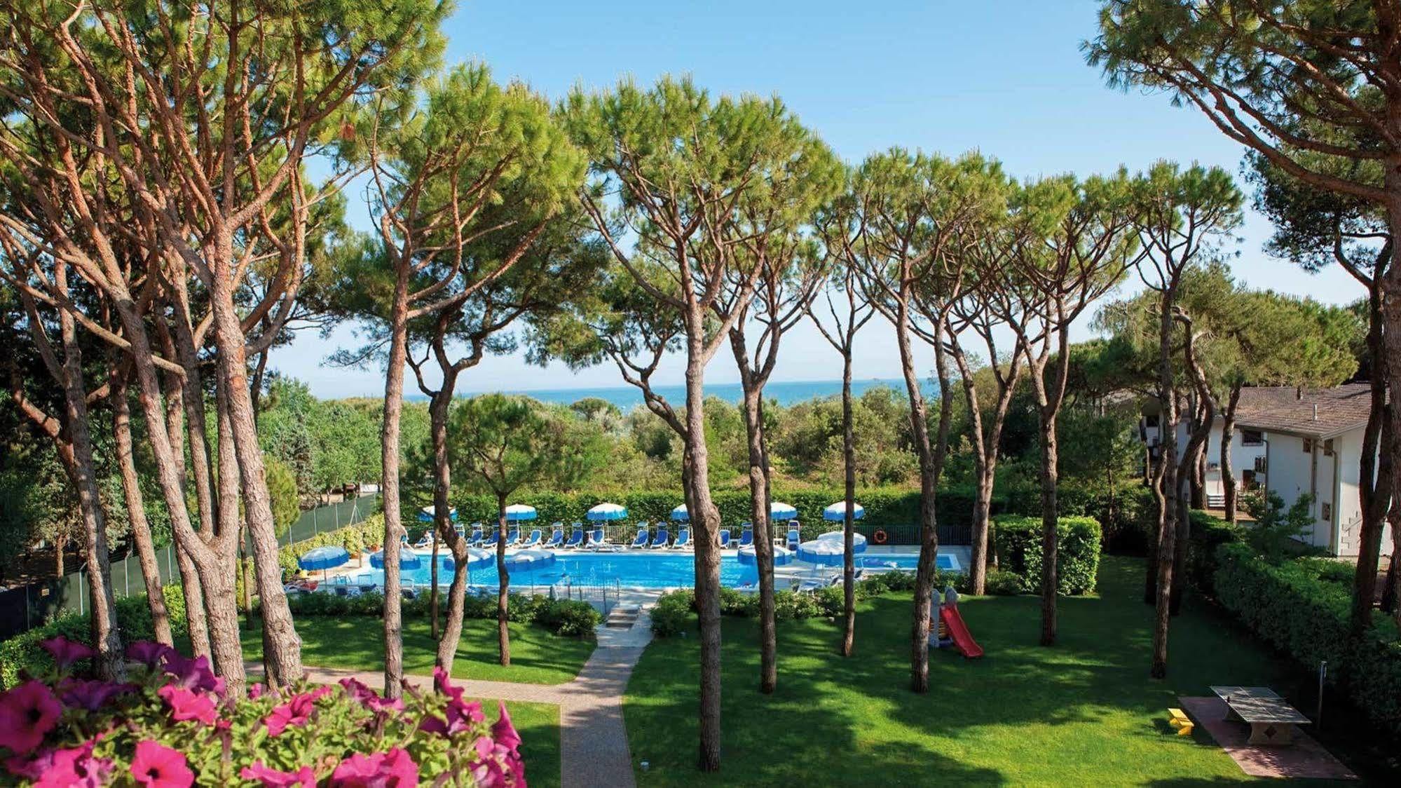 Aparthotel La Pineta Лидо-ди-Езоло Экстерьер фото