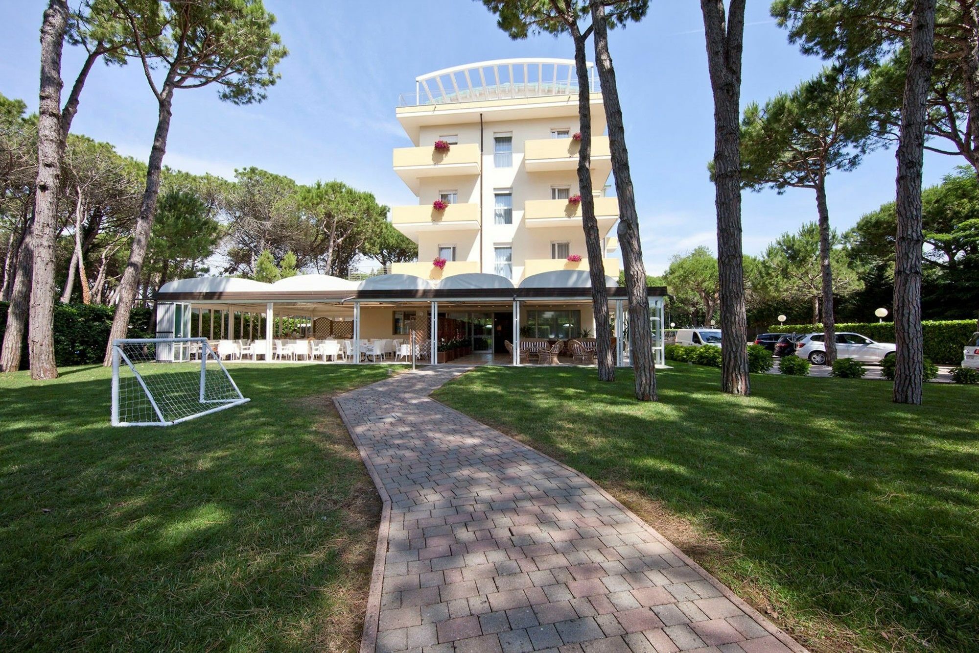 Aparthotel La Pineta Лидо-ди-Езоло Экстерьер фото